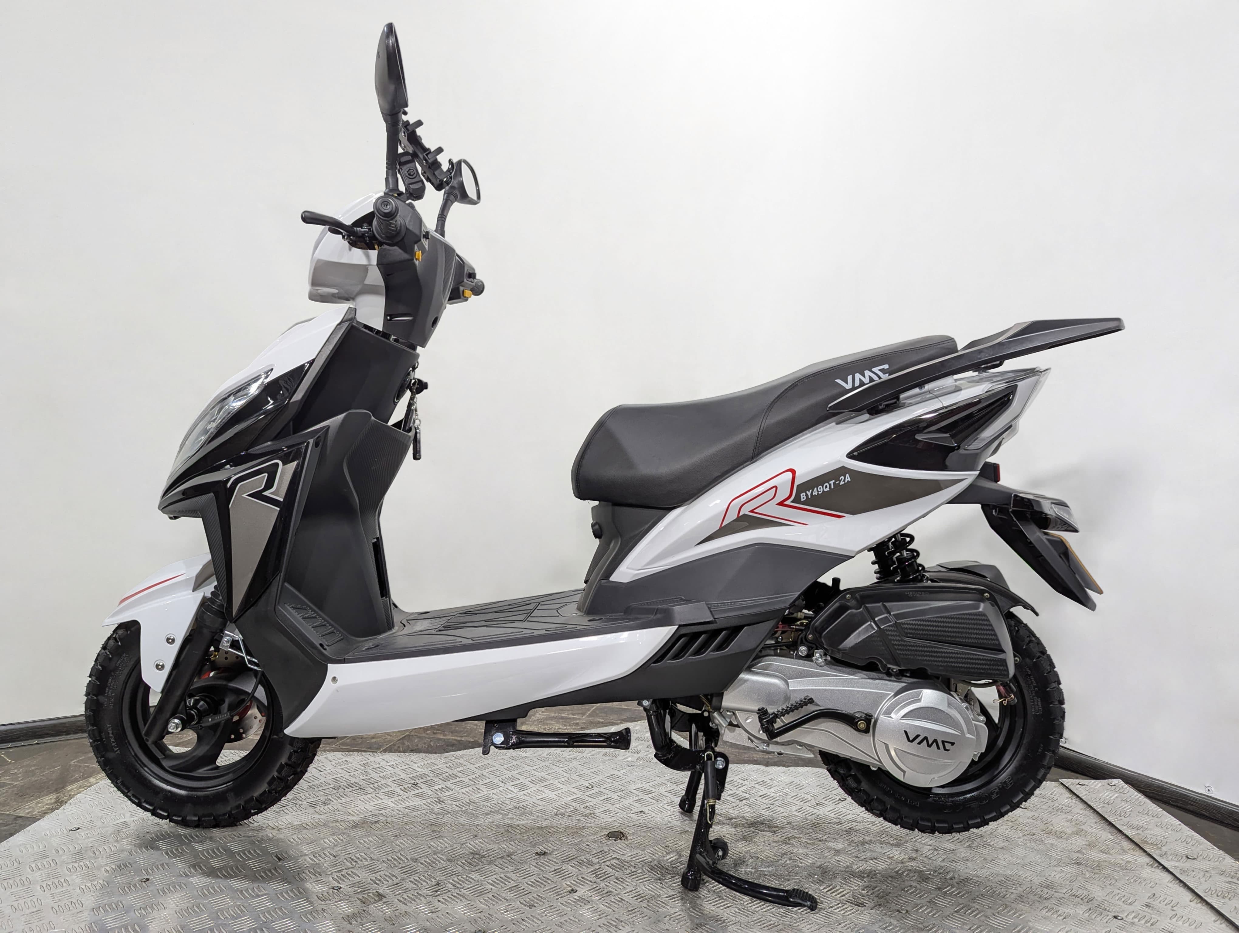 Скутер VMC (Vento) City (49/150cc) бело-черный